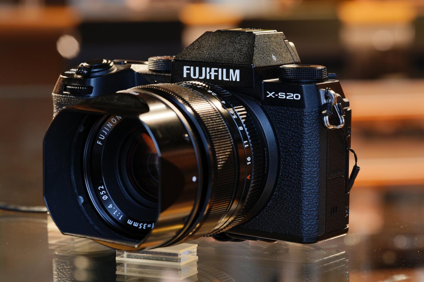 フジフイルム X-S20とXF35mm F1.4を正面から撮影した写真