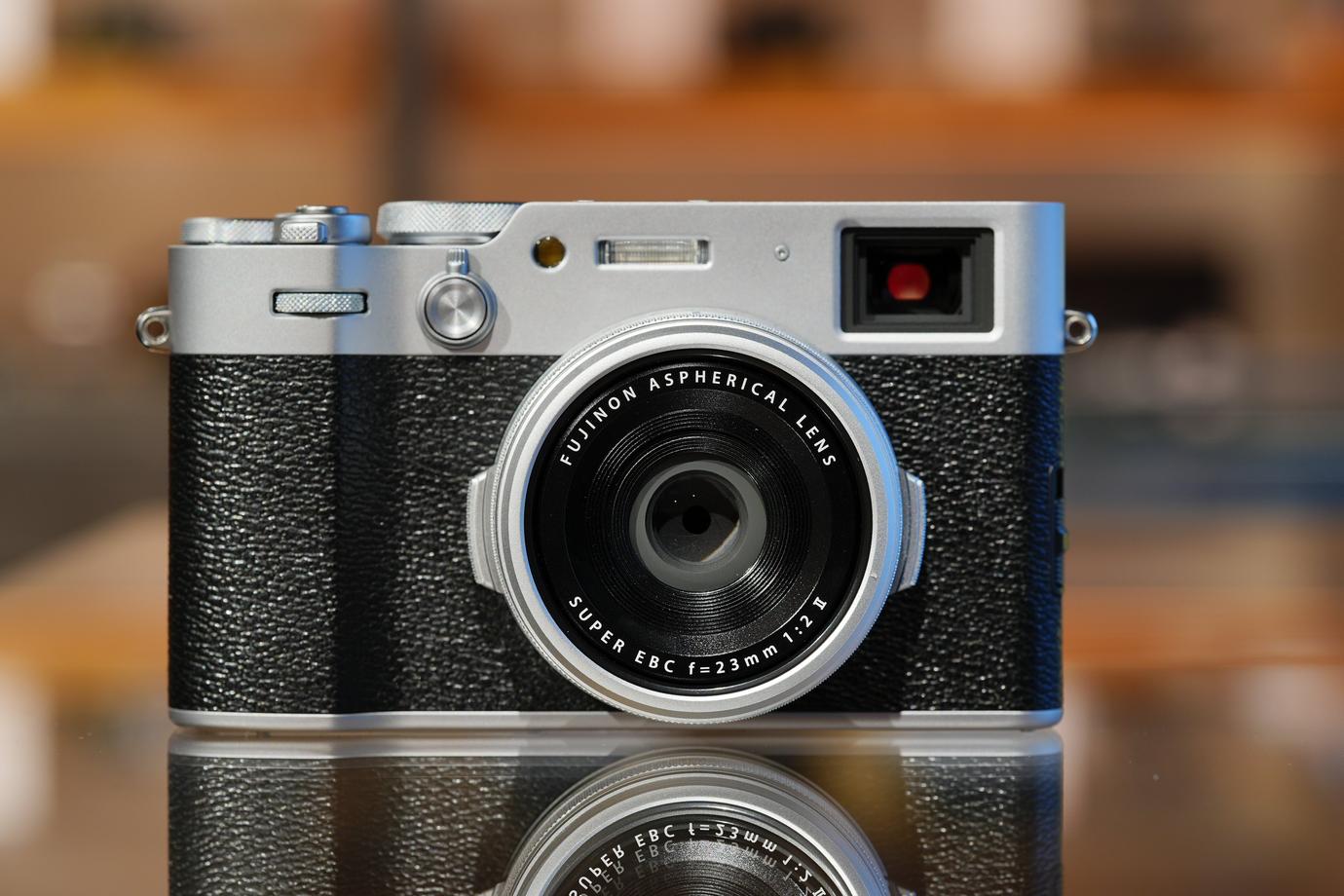 フジフイルムX100VIを正面から撮影した写真