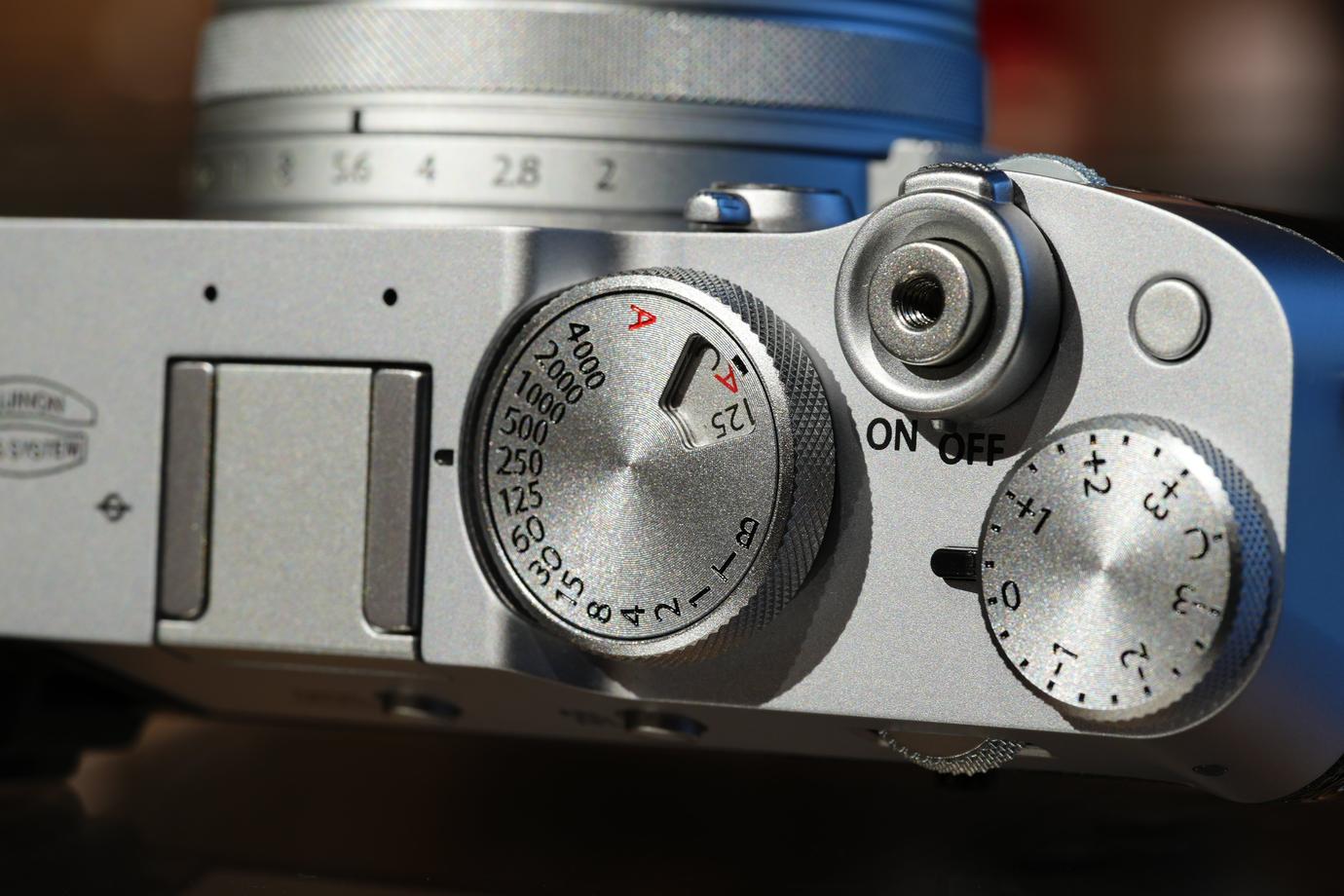 フジフイルムX100VIのダイヤルとシャッターボタンを撮影した写真