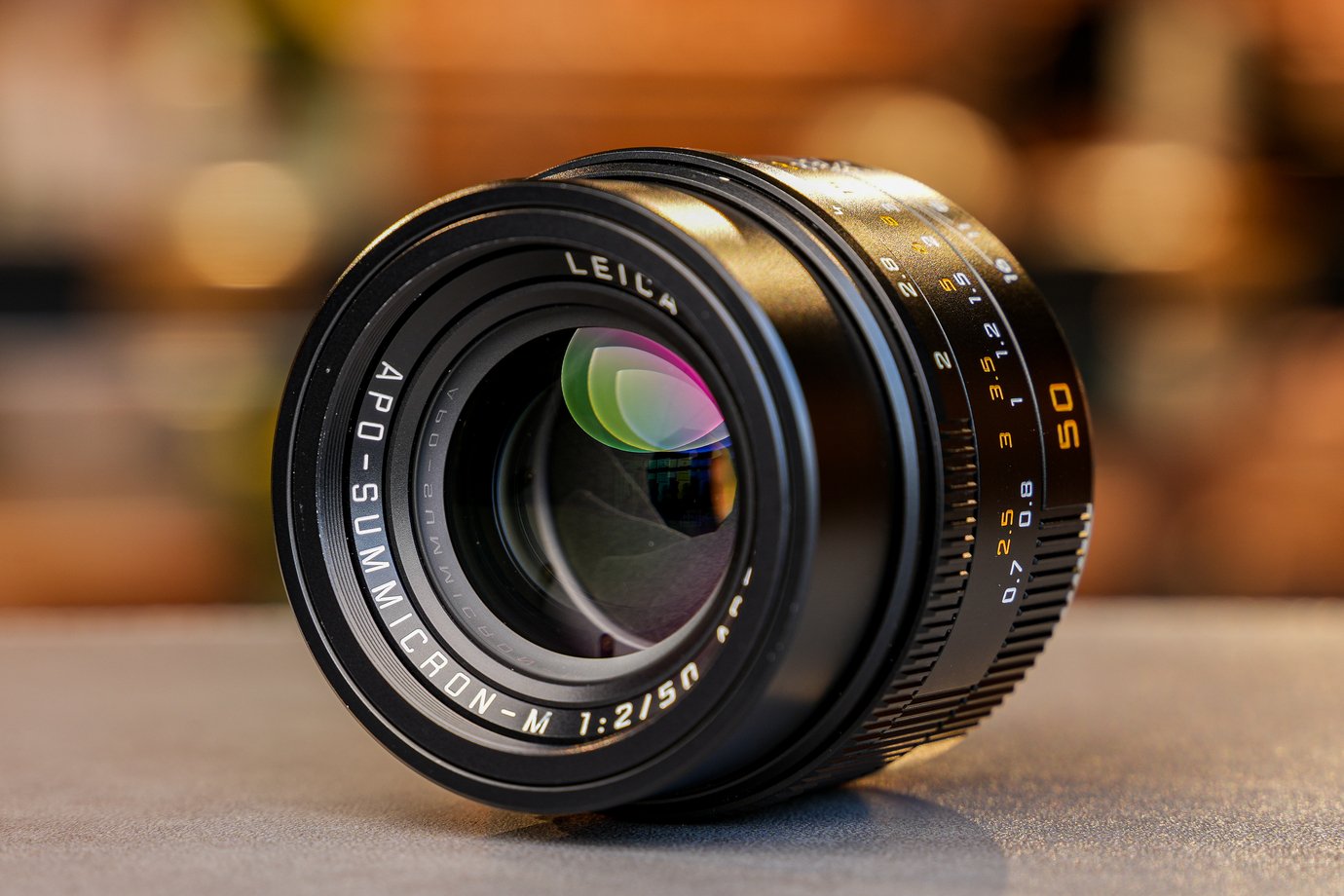 ライカのアポズミクロン50mmを斜めから撮影した写真