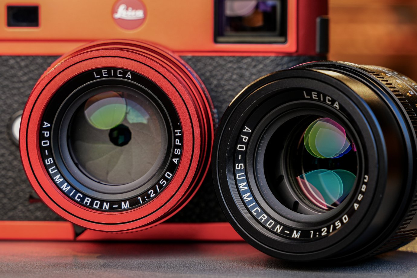 アポズミクロン50mmのレッドとブラックを並べて撮影した写真
