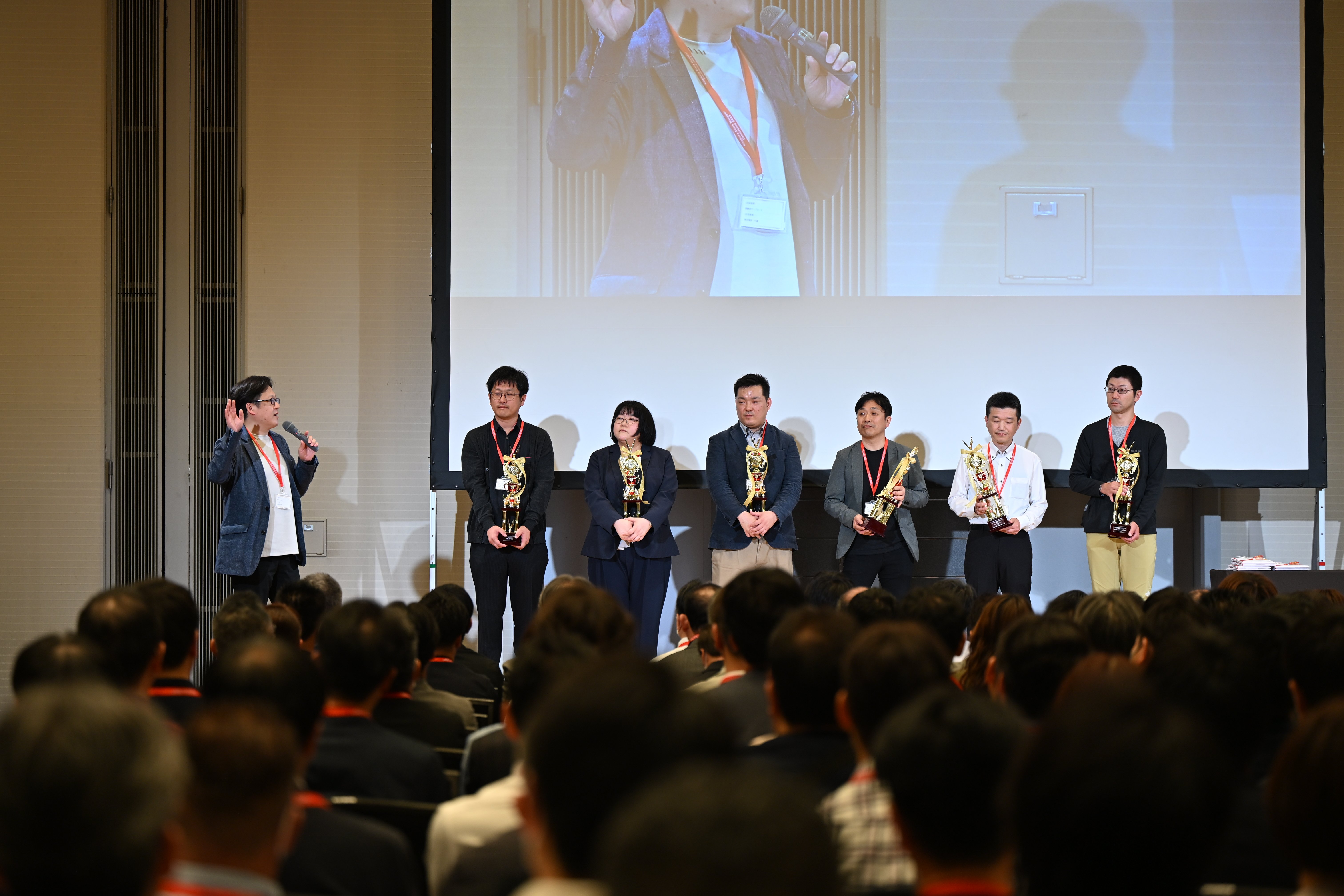 表彰者6名の登壇