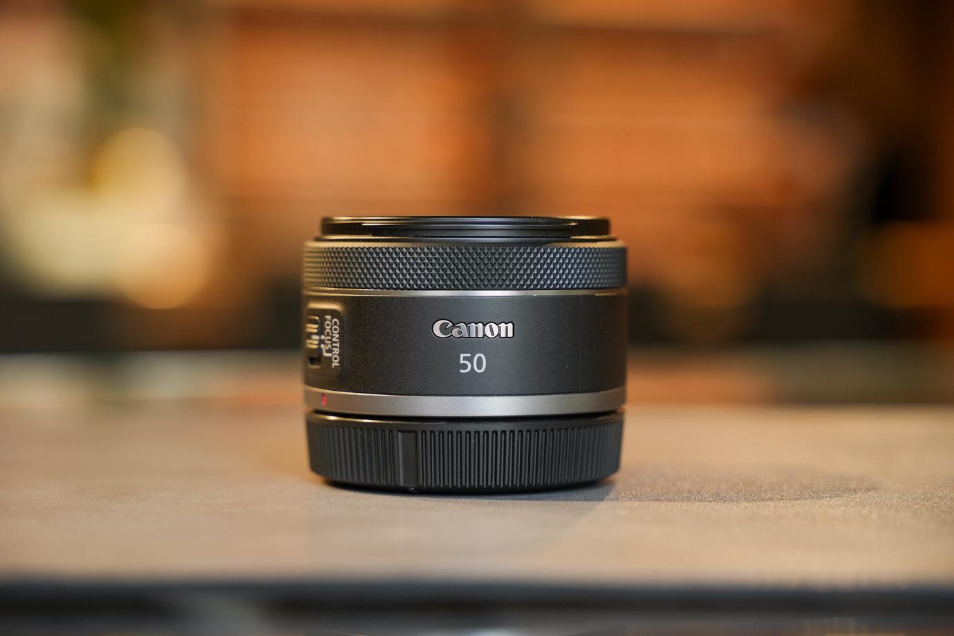 キヤノンRF50mm F1.8 STMの鏡筒を撮影した写真