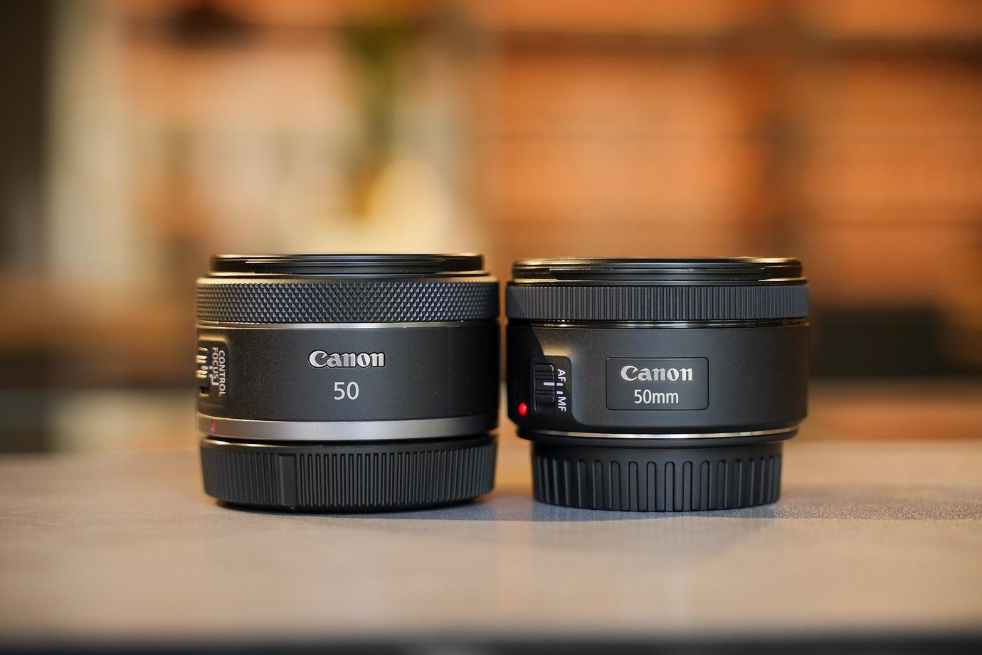 キヤノンRF50mm F1.8 STMとEF50mm F1.8 STMを並べて撮影した写真