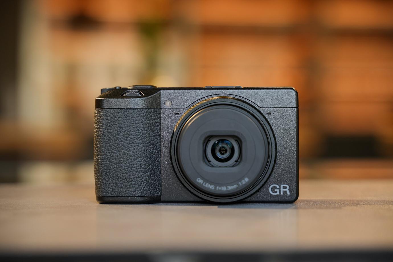 リコーGRIIIを正面から撮影した写真