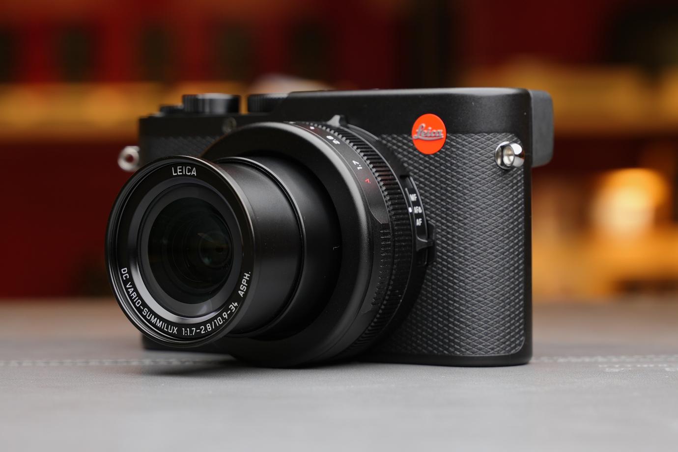 D-LUX8のズームレンズを伸ばしたところを撮影した写真